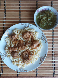 742. Sertéstarja nokedlivel és vágott uborka savanyúval 😋 recept fotója