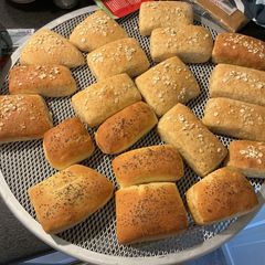 A picture of White and whole grains buns.
