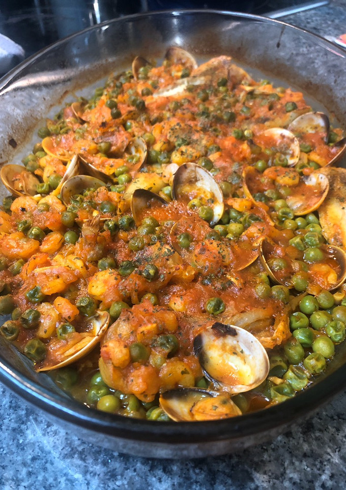 Una foto de Colas de rape al horno con guisantes
