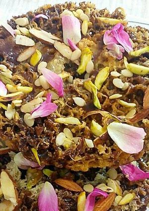 चॉकलेट और वैनिला फ्लेवर घेवर (Chocolate and vanilla flavour ghevar recipe in hindi) रेसिपी मुख्य फोटो