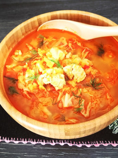Una foto de Sopa de jamón fresco con repollo encurtido