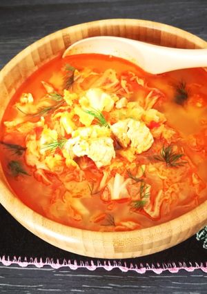 Una foto de Sopa de jamón fresco con repollo encurtido