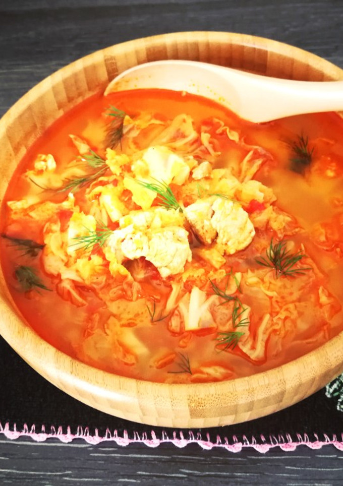 Una foto de Sopa de jamón fresco con repollo encurtido