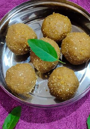 ચુરમાના લાડુ (Churma na ladu Recipe in Gujarati રેસીપી મુખ્ય ફોટો