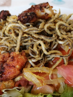 Una foto de Ensalada templada con gambas, cebolla y gulas crujientes