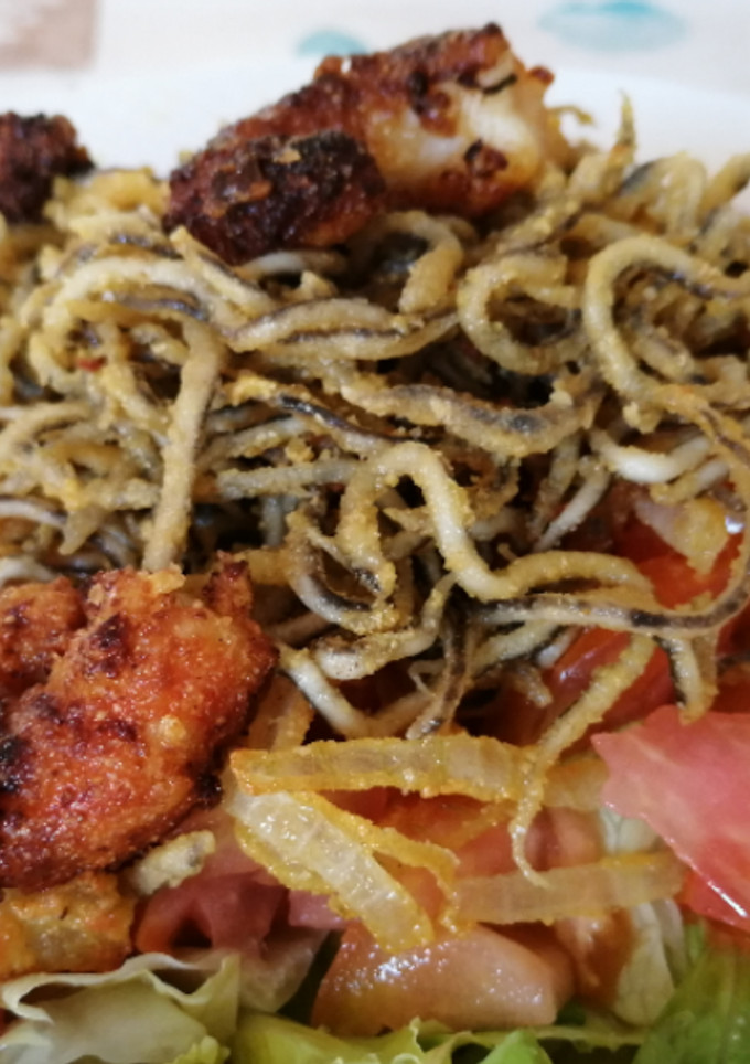 Una foto de Ensalada templada con gambas, cebolla y gulas crujientes