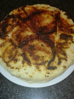 Una foto de Bizcocho de torrijas con anís y azúcar quemada en la olla GM g