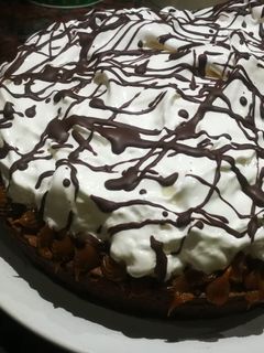 Una foto de Torta brownie con dulce de leche y merengue