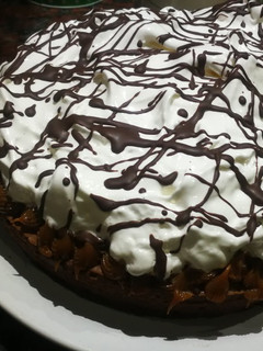 Una foto de Torta brownie con dulce de leche y merengue