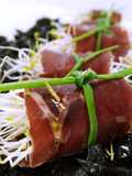Rollitos de cecina con germinados y sirope de membrillo sobre tierra de aceitunas negras y aceite aromatizado de romero