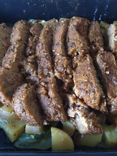 Una foto de Carne vegana con patatas al horno y romero