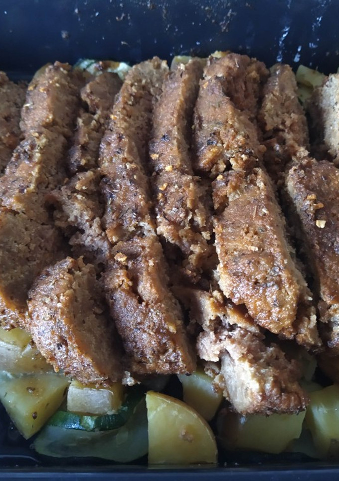 Una foto de Carne vegana con patatas al horno y romero