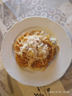 Una foto de Tallarines con atún y tomate