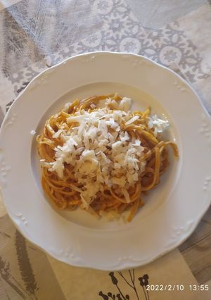 Una foto de Tallarines con atún y tomate