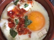 Une photo de oeuf cocotte