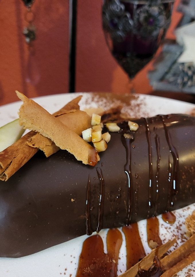 Una foto de Turrón de Chocolate Crujiente con Manzana Especiada