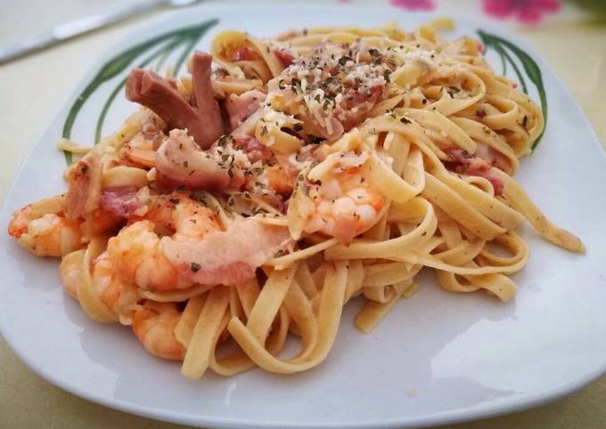 Shrimp Fettucine With Bacon And Sausage Carbonara Recipe By Wei Jie Cookpad