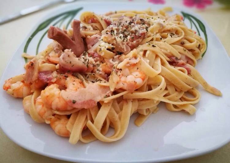 Steps to Make Ultimate Shrimp Fettucine with bacon and sausage carbonara