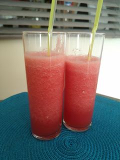 Una foto de Zumo de sandía y lima 🍉🍋