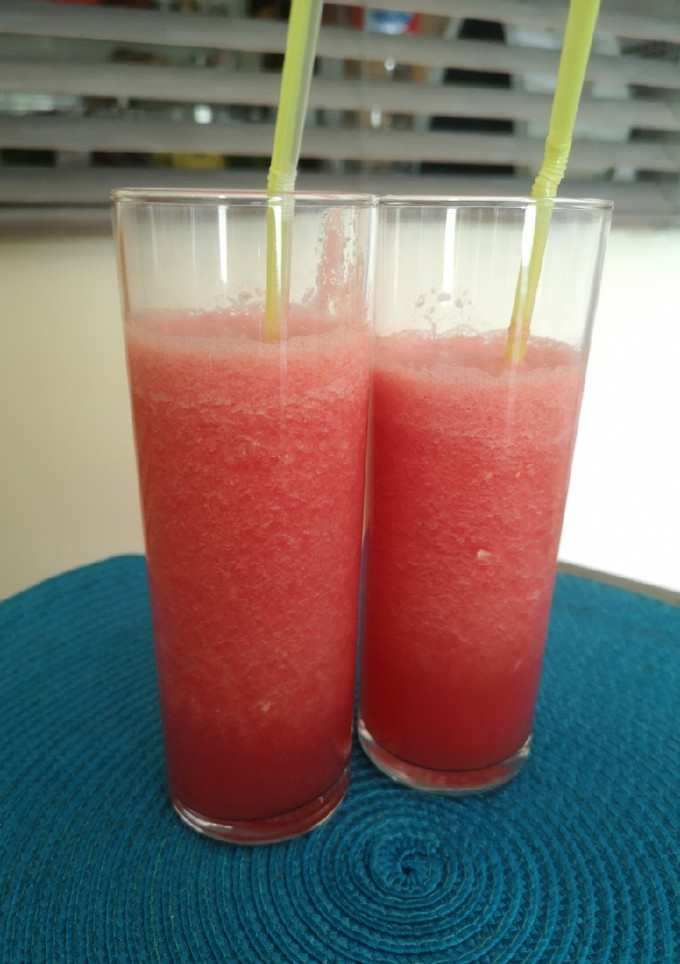 Una foto de Zumo de sandía y lima 🍉🍋
