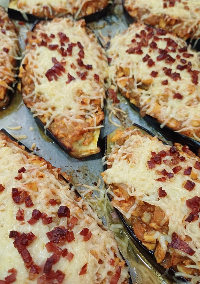 Una foto de Berenjenas rellenas de pollo 🍗 🍆