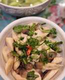 Măng tươi (hoặc măng sặt) xào nấm rơm