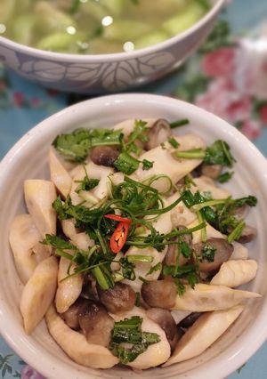 Hình của món Măng tươi (hoặc măng sặt) xào nấm rơm.