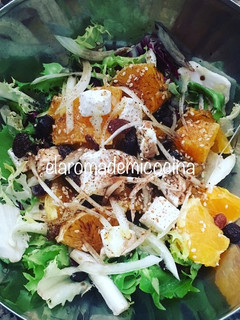 Una foto de Ensalada Mezclum con naranja y queso de cabra