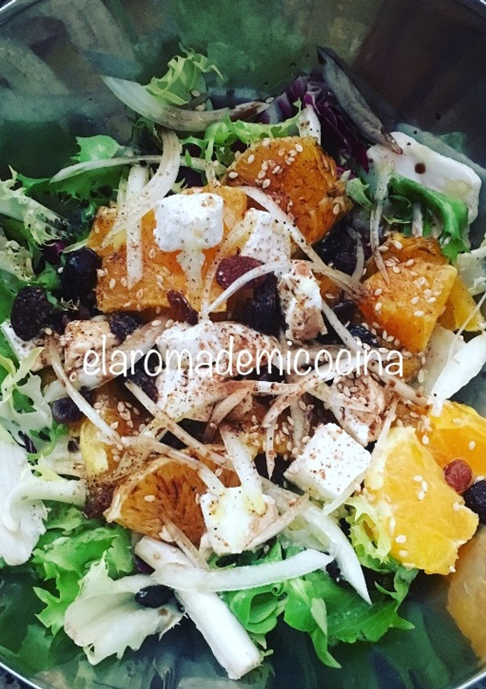 Una foto de Ensalada Mezclum con naranja y queso de cabra
