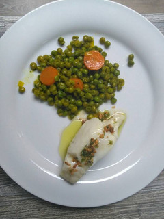 Una foto de Lomo de bacalao con guisantes