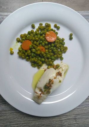 Una foto de Lomo de bacalao con guisantes