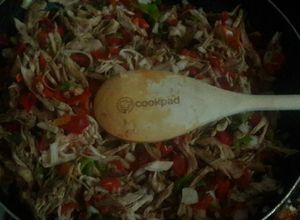 Una foto de Pollo esmechado full vegetales acompañado con tapas de berenjena