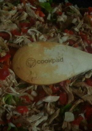 Una foto de Pollo esmechado full vegetales acompañado con tapas de berenjena
