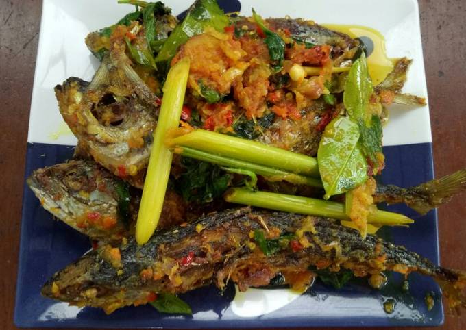 Mudah Banget Memasak Resep Pesmol ikan kembung