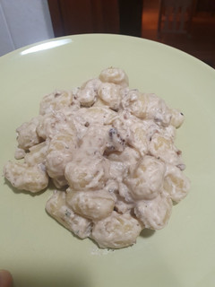 Una foto de Gnocchi con salsa de queso y nueces