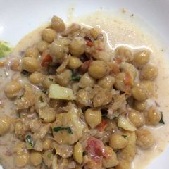 A picture of Dahi chana chat.