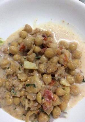 A picture of Dahi chana chat.