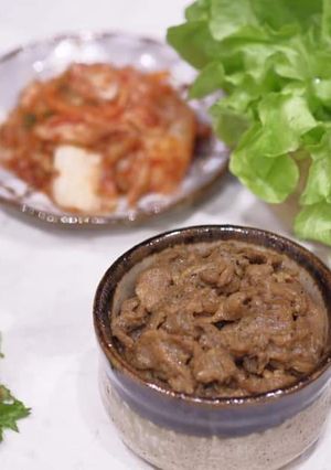 รูปของ หมูสไลด์ผัดกระเทียมพริกไทยดำ ดำแต่หมู..คนทำไม่ดำนาจา 😁