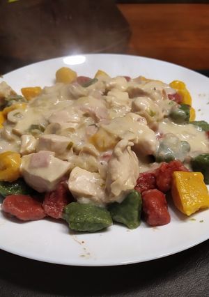 Una foto de Ñoquis tricolor con salsa parisienne