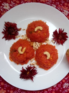 गाजर हलवा (gajar halwa recipe in marathi) रेसिपी चे मुख्य फोटो