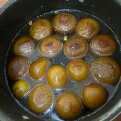 A picture of Gulab Jamun.