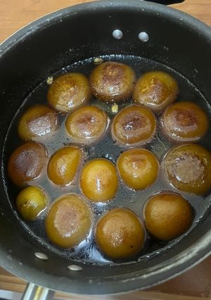 A picture of Gulab Jamun.