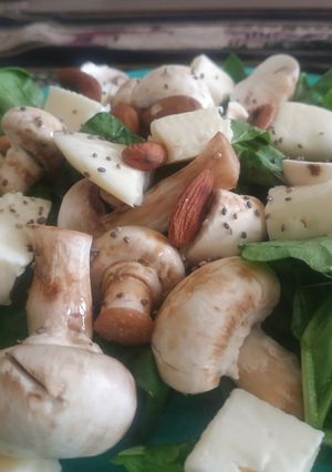 Una foto de Ensalada de champiñones, espinaca y más..