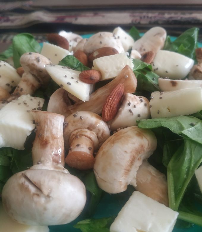 Una foto de Ensalada de champiñones, espinaca y más..