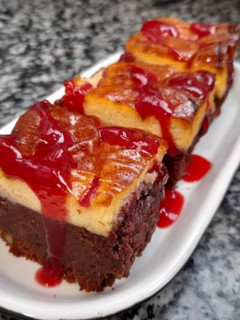 Una foto de Cheesebrownie con coulis de frambuesa