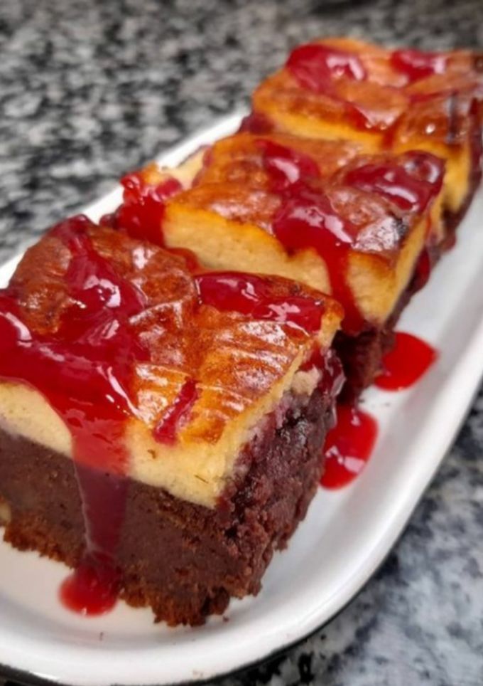 Una foto de Cheesebrownie con coulis de frambuesa