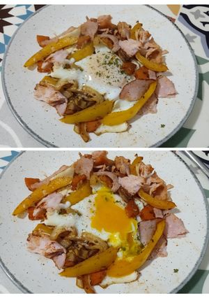 Una foto de Sofrito de verduras y lomo con huevo de yema líquida