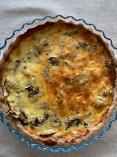 Una foto de Quiche de pollo, cebolla y champiñones (integral)