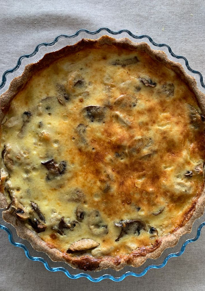 Una foto de Quiche de pollo, cebolla y champiñones (integral)