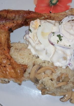Sóban sült csirke gombás rizzsel, tojásos burgonyasalátával 🐔🥚 recept fotója